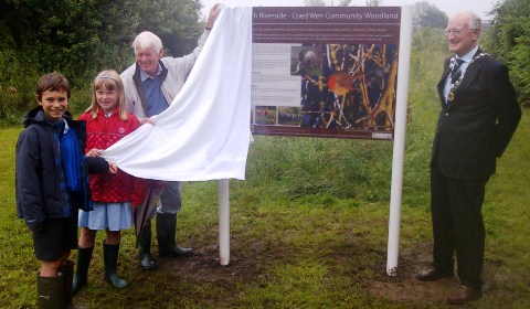 Nantwich Riverside info panel unveiled by Weaver Primary pupils, Doug Butterill, and Cllr John Lewis