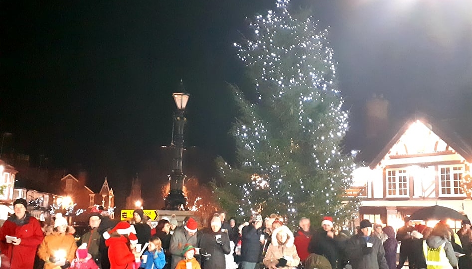 The audience next to the Christmas tree on the Square (1)