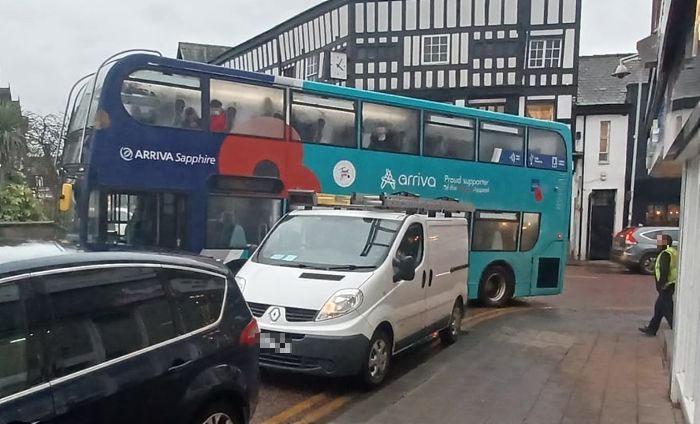 Bus driver tries to local van driver in local shops_censored