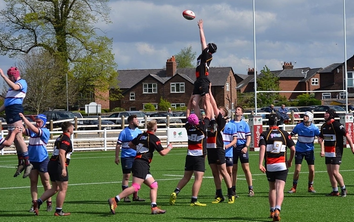 Dan Mckenna Securing the lineout (1)