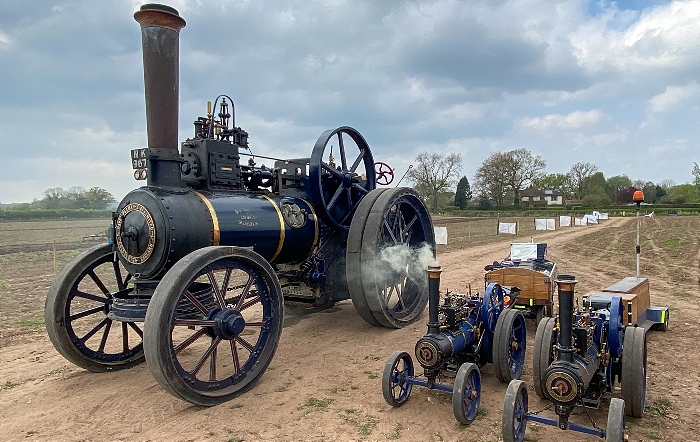 Steam traction engine and two miniature steam traction engines on display (1) (1)