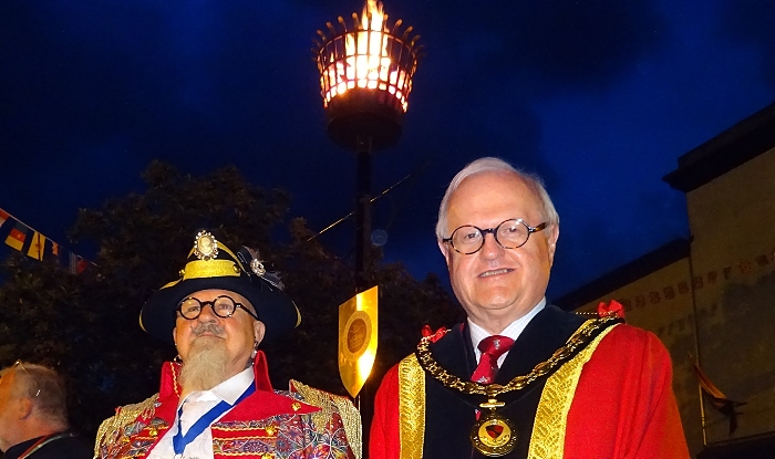 l-r Nantwich Town Crier Devlin Hobson - Mayor of Nantwich Peter Groves with Nantwich beacon (1)