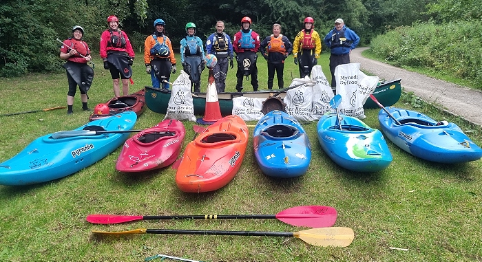 canoe club paddlers clean up River Weaver in Nantwich