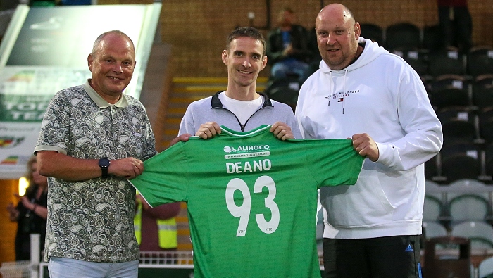 Paul Dean (centre) receives his shirt from Rob Woods (left) and Ian Garnett of NTISA (1)