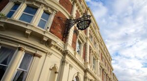 HOTEL REVIEW: The Queen at Chester Hotel