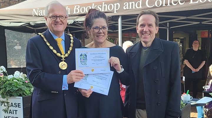 Nantwich Mayor Peter Groves (left) presents Certificate’s of Excellence to Denise Lawson of Nantwich Bookshop with Ben Miller (1)