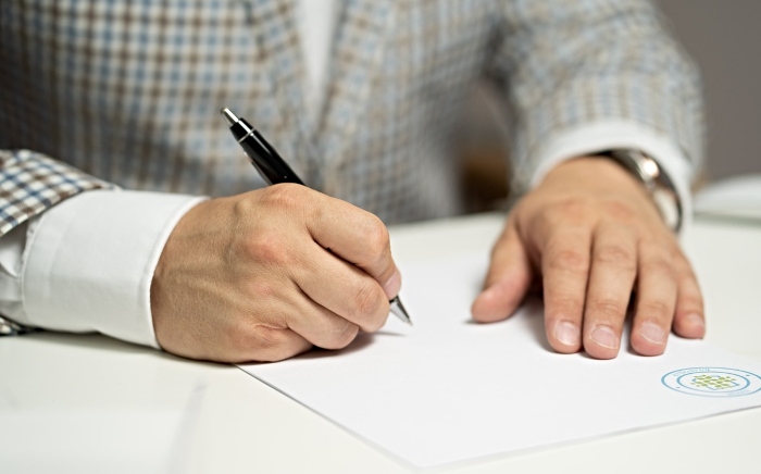 man signing contracts - https___www.fsb.org.uk_resources-page_how-to-resolve-a-contractual-dispute.h