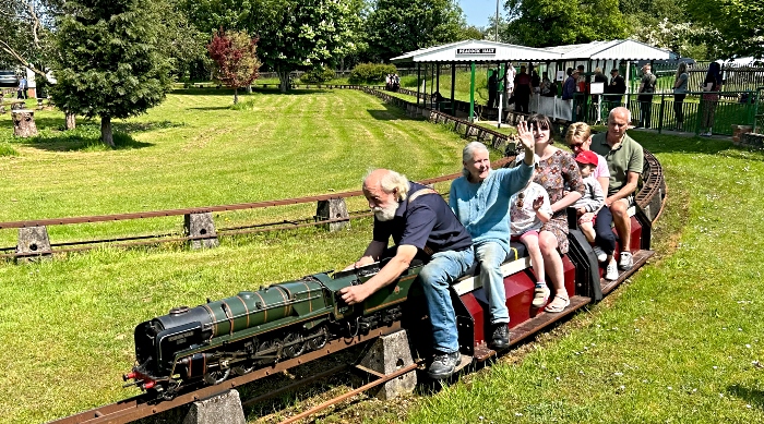 Visitors enjoy Peacock miniature-gauge train ride (1)