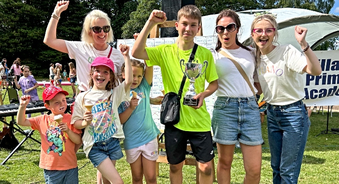 Jones & Weaver families celebrate winning the Championship trophy for Most Worms (1)