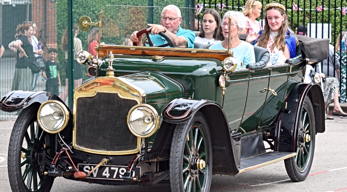 Retiring Wistaston Rose Queen and Attendant arrive in Rover veteran car (1)