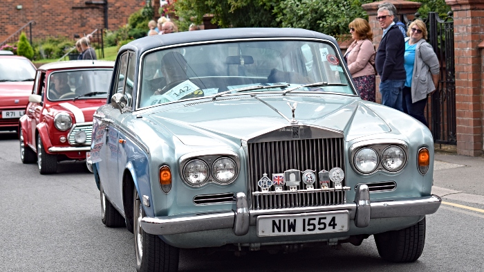 A Rolls-Royce Silver Shadow in the parade through Audlem (1)