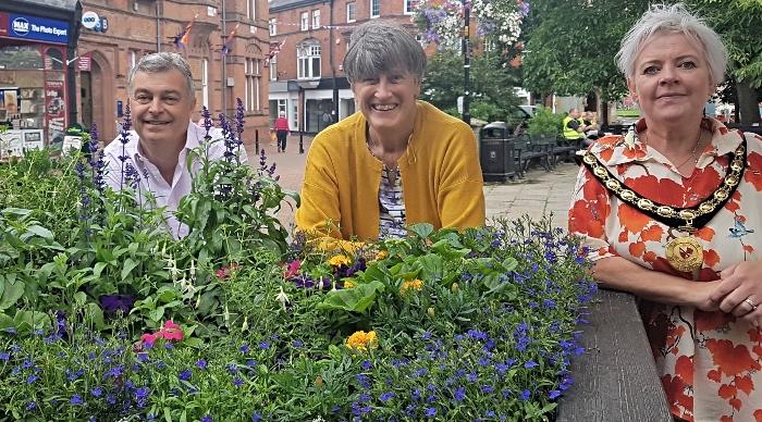 Black Lion and in Bloom Sue Sherwood and Mayor Steph Wedgwood