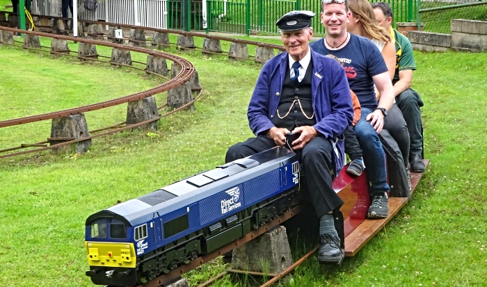 Steam and vintage rally - Visitors enjoy their train ride (3) (1)