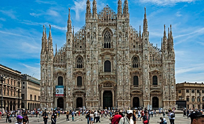 Milan Duomo with tourists - by Daniel Case