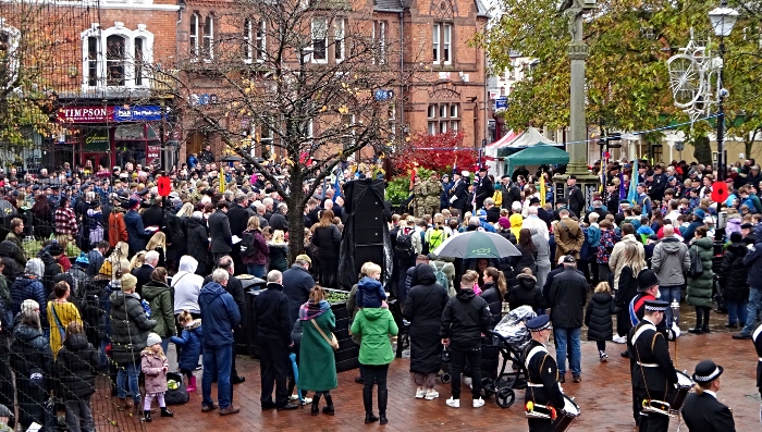Congregation on town square (1)