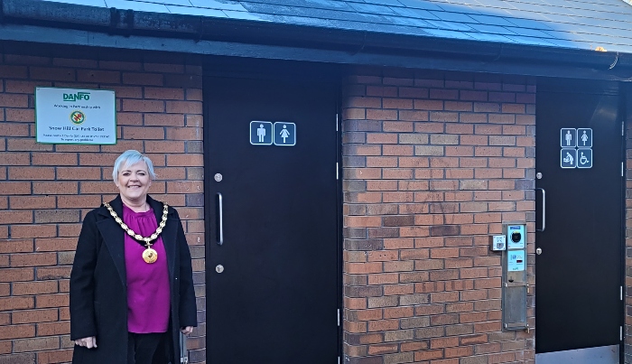 Mayor opens new Snowhill toilets