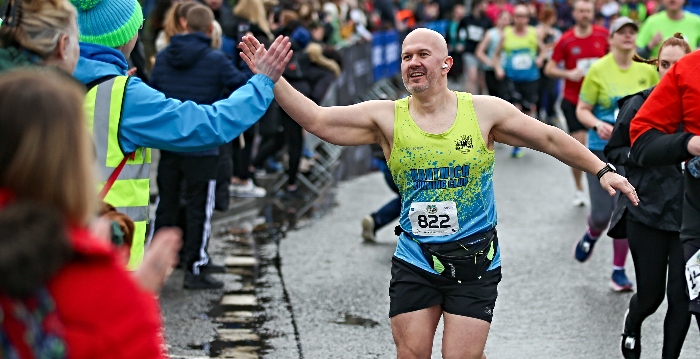 Nantwich Running Club runner gives a high five to a volunteer steward (1)