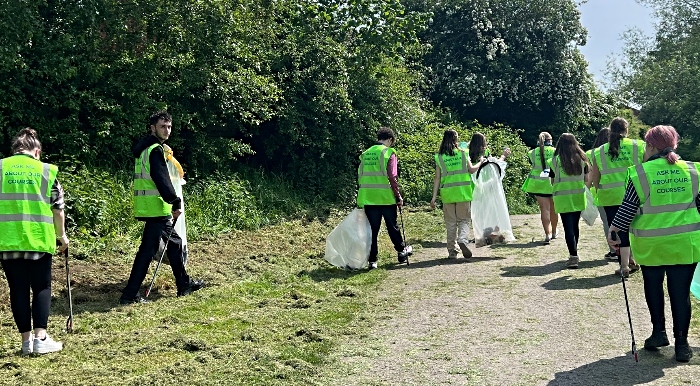 Reaseheath students clean up litter along River Weaver (1)