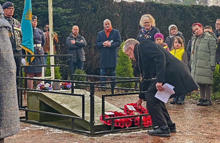 Councillor Stuart Bostock (Mayor of Nantwich Town Council) lays a wreath (1)