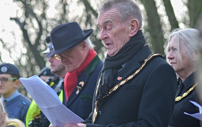 Mayor of Nantwich Cllr Stuart Bostock reads a poignant tribute (1)