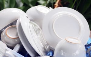 Importance of proper plate storage in hospitality industry