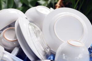 Importance of proper plate storage in hospitality industry