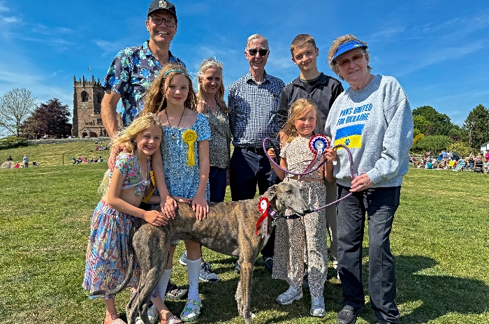 Judges Steve Leonard and daughters with ‘Best in Show’ dog Basil owned by the Rowley family from Marbury (1)