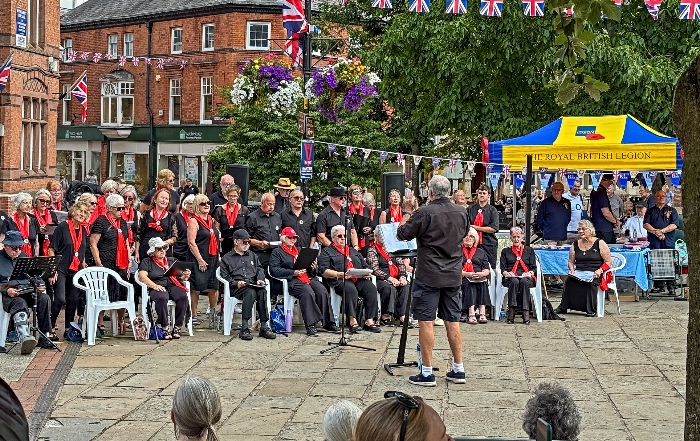 The Funky Choir sing on the town square (1)