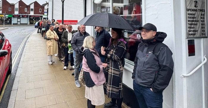Fans queue outside Applestump Records to meet Sophie Ellis-Bextor (1)