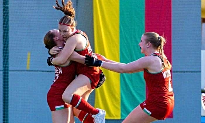 Freya Diamond celebrate a goal