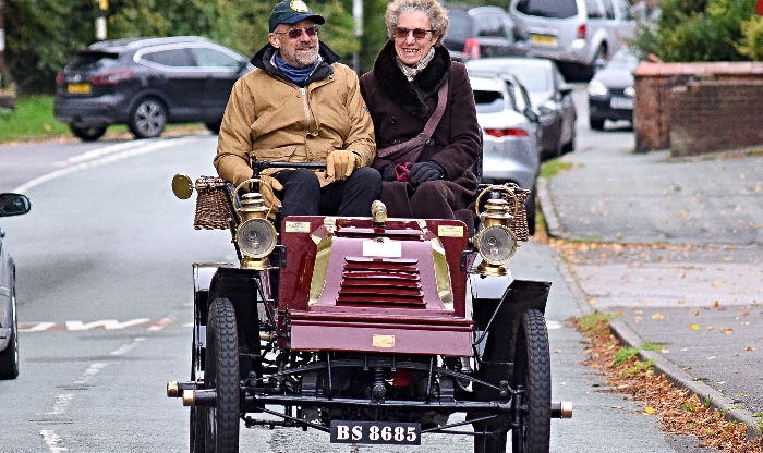 Owners arrive to Wybunbury in their vintage car (1)