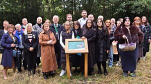 Plaque marking British Romanichal families unveiled in Nantwich