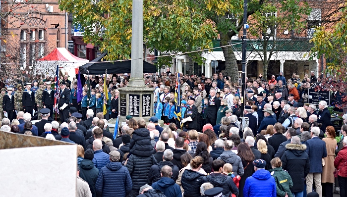 Congregation on town square (1)
