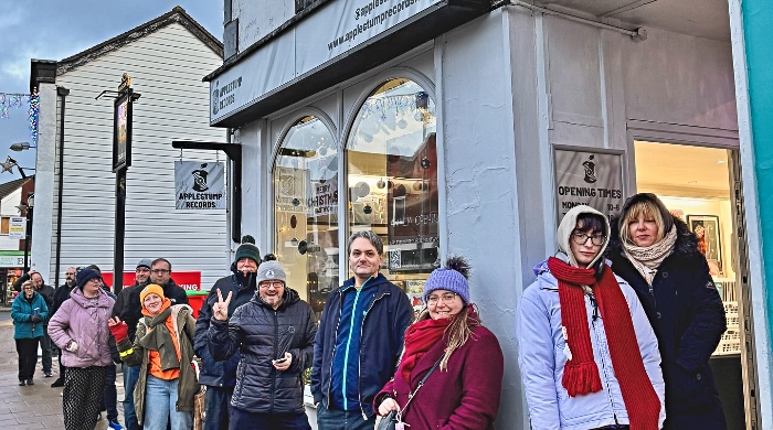 Music fans wait for Applestump Records to open (1)