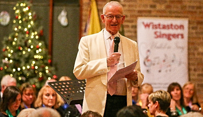 Phil Houghton addresses the audience during his final concert (1)