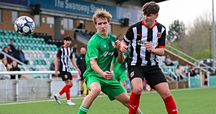Opposition players challenge for the ball (1)