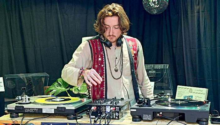 Hermanos del Sol on the DJ decks (1)