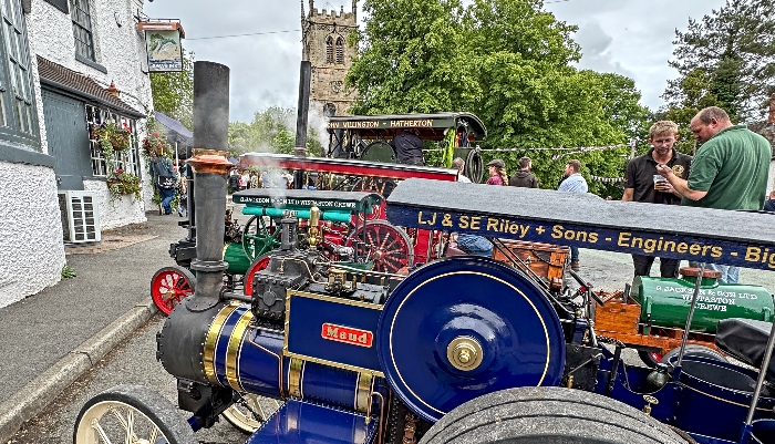 Steam traction engines in front of The Swan Inn (1)