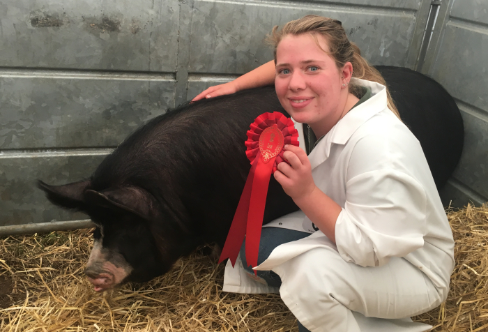 Agric apprentice Olivia Hobson-Cole Bella Berkshire pig (2) (1)