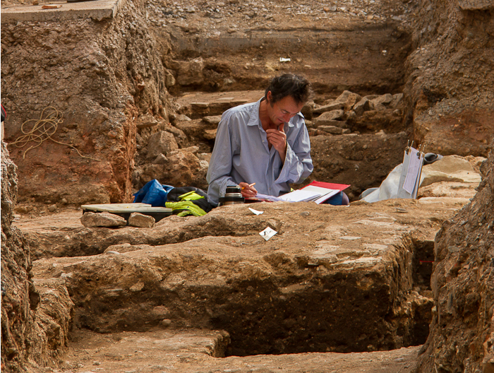 Archaeologist working in trench in Leicester - pic by Sue Hutton, creative commons
