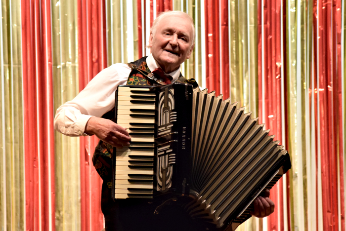 Arthur Newton on accordion (1)