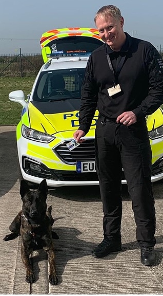 CI Simon Newell presenting PD Logan with his warrant card (1)