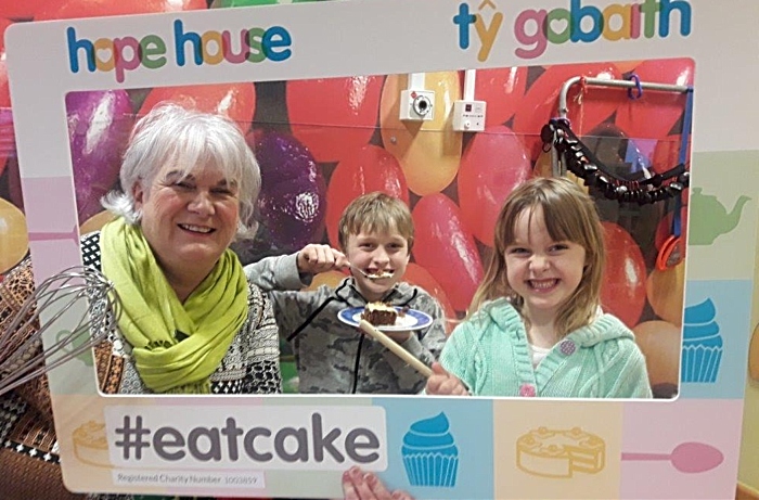 eat cake week - Ceinwen Sibling support TG with Izzy Alex