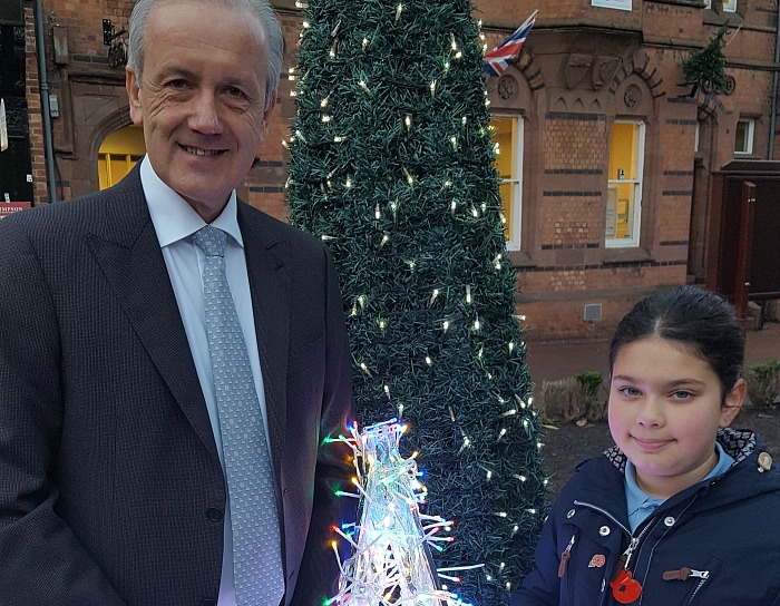 david-pritchard-from-applewood-independent-meets-lilyanna-ahead-of-the-lights-switch-on-to-put-the-star-on-top-of-the-towns-christmas-tree