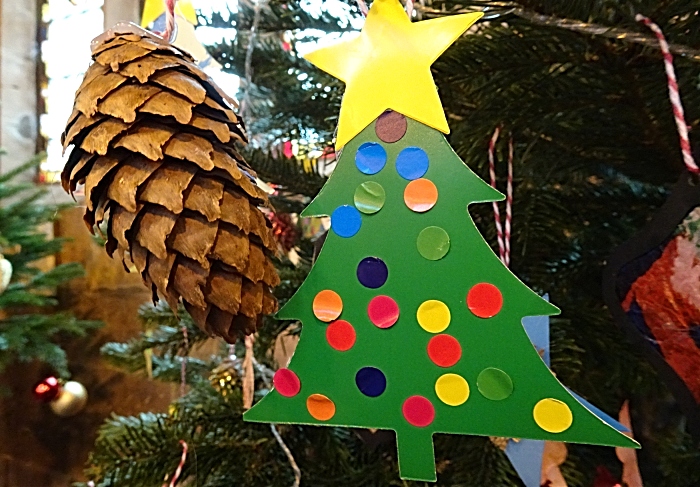 Decorations on a Christmas tree (1)