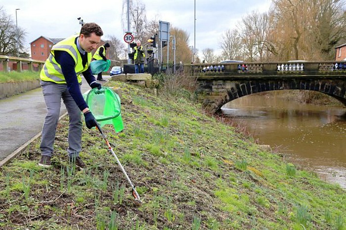 Edward Timpson MP joins Nantwich Litter Group for Clean for the Queen campaign