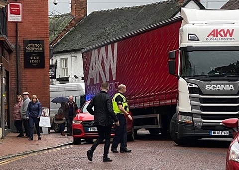 HGV jammed in Nantwich town centre 3