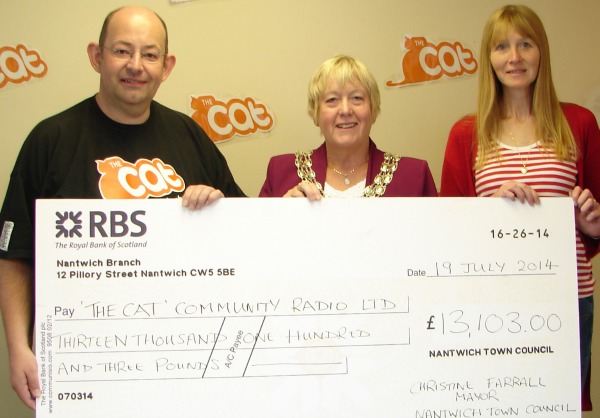 Mayor Christine Farrrall presents the cheque to Paul Simpson and Julie Lewis