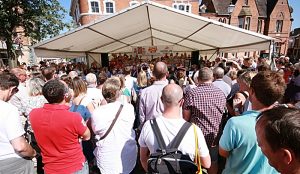 Packed crowds enjoy Nantwich Schoolsfest 2018 in town square