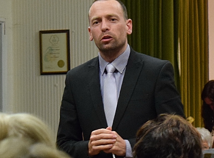 Musical Director Adam Shilton addresses the audience (1)